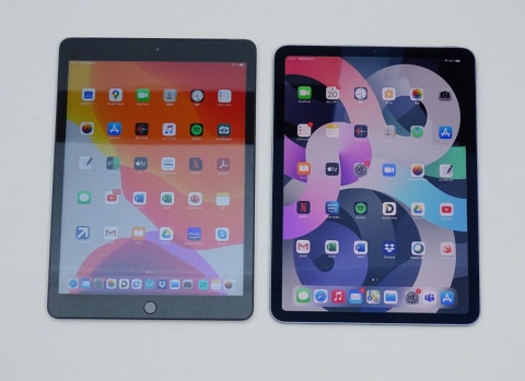 左が第7世代のiPad。新しいiPad Airは本体サイズがわずかに小さくなり、ディスプレーは0.7インチほど大きい10.9インチとなった