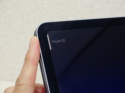 トップボタンに指紋を登録した指で触れると画面ロックを解除したり、Apple Payの決済認証などが行えたりする