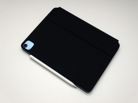 Magic KeyboardはiPad Airを表側・裏側から強力に保護できるカバーとしても機能する