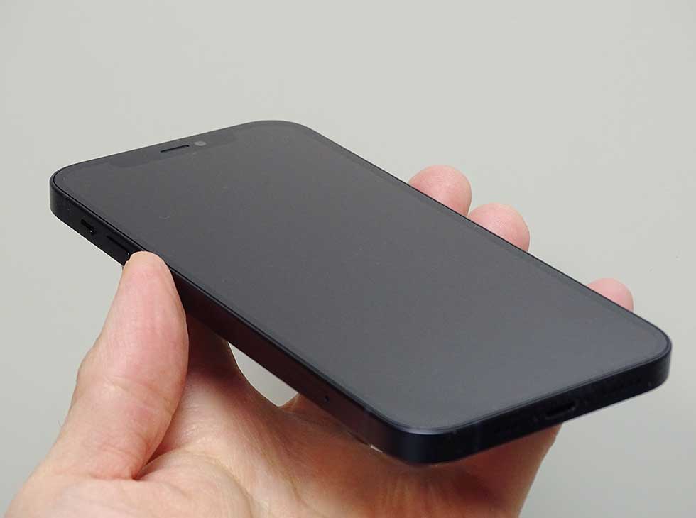 米コーニングとアップルが共同開発した「Ceramic Shield」をフロントパネルに採用している