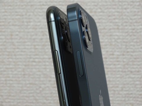 左がiPhone 11 Pro、右がiPhone 12 Pro。側面をシャープにエッジを立たせたデザインとしたiPhone 12シリーズはグリップ感が良くなった