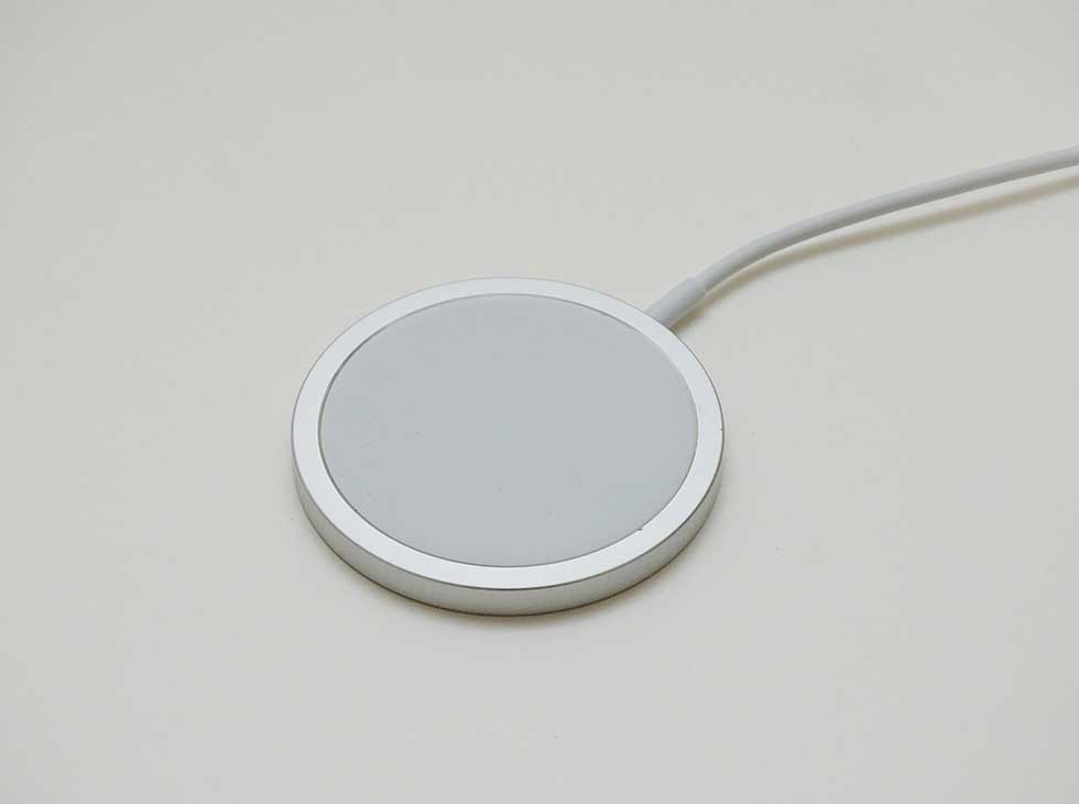 MagSafeワイヤレス充電器。iPhone 12シリーズの背面にマグネットで吸い付き、しっかり固定される