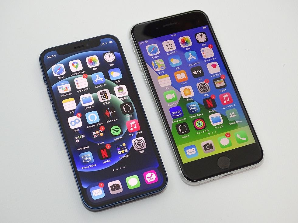 右は4.7インチの第2世代iPhone …：日経クロストレンド