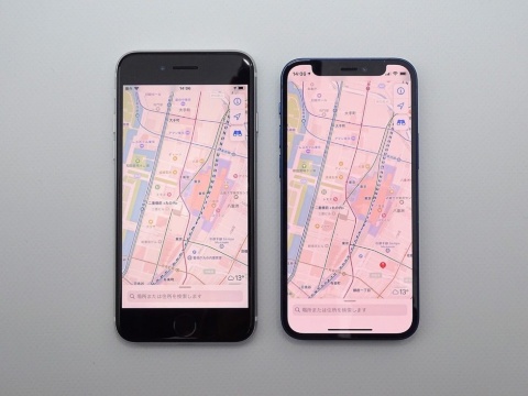 左側のiPhone SEに比べてマップアプリの表示が見やすい