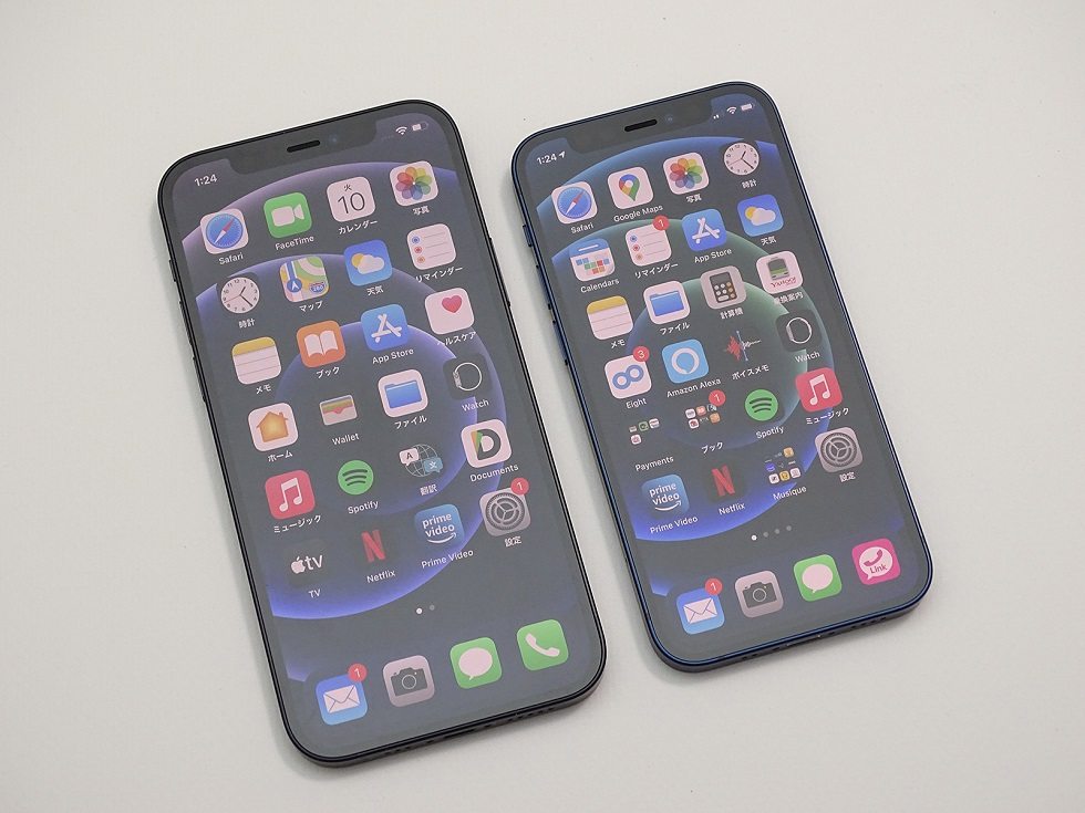 左は6.1インチディスプレーのiPhone 12。右がiPhone 12 mini