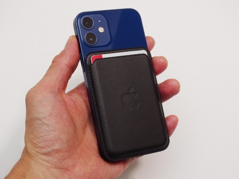 MagSafe対応の革製カードケース「レザーウォレット」を背面に装着。iPhone 12 miniの横幅にジャストフィットするのでスマホが持ちやすくなる