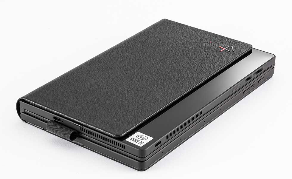 折り畳むとき、間に付属キーボードを挟めるようになっている。キーボードにはペンホルダーがあるので、ペンをなくす心配もしなくて済む