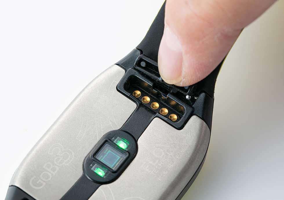 充電は背面の端子に付属の充電用ケーブルを取り付けて行う。気になったのは駆動時間が短いことで、ほぼ毎日充電が必要だった