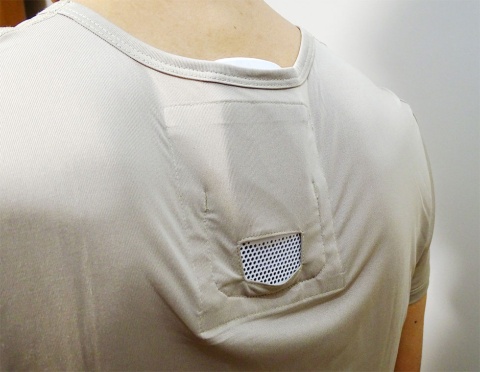 レオンポケットの専用インナーウエア。本体を装着すると少したるんでしまうため、やはり上からシャツなどを着て端末を保持する必要がある