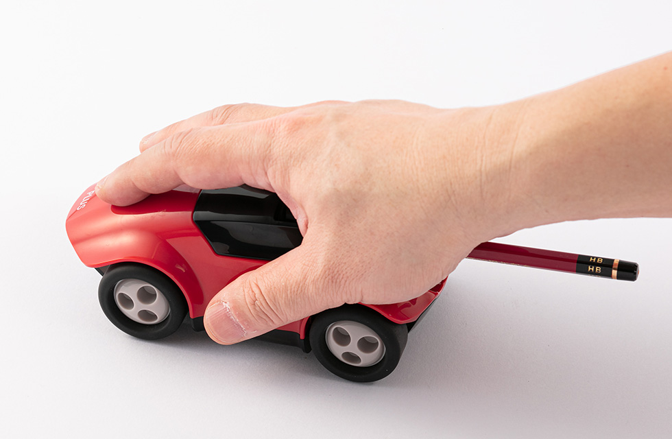車をわしづかみにして前後に動かすと、鉛筆が削れる