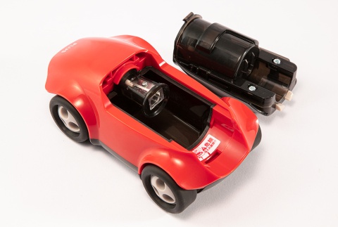 内部には小型の鉛筆削り器が入っていて、これが回転して鉛筆を削る