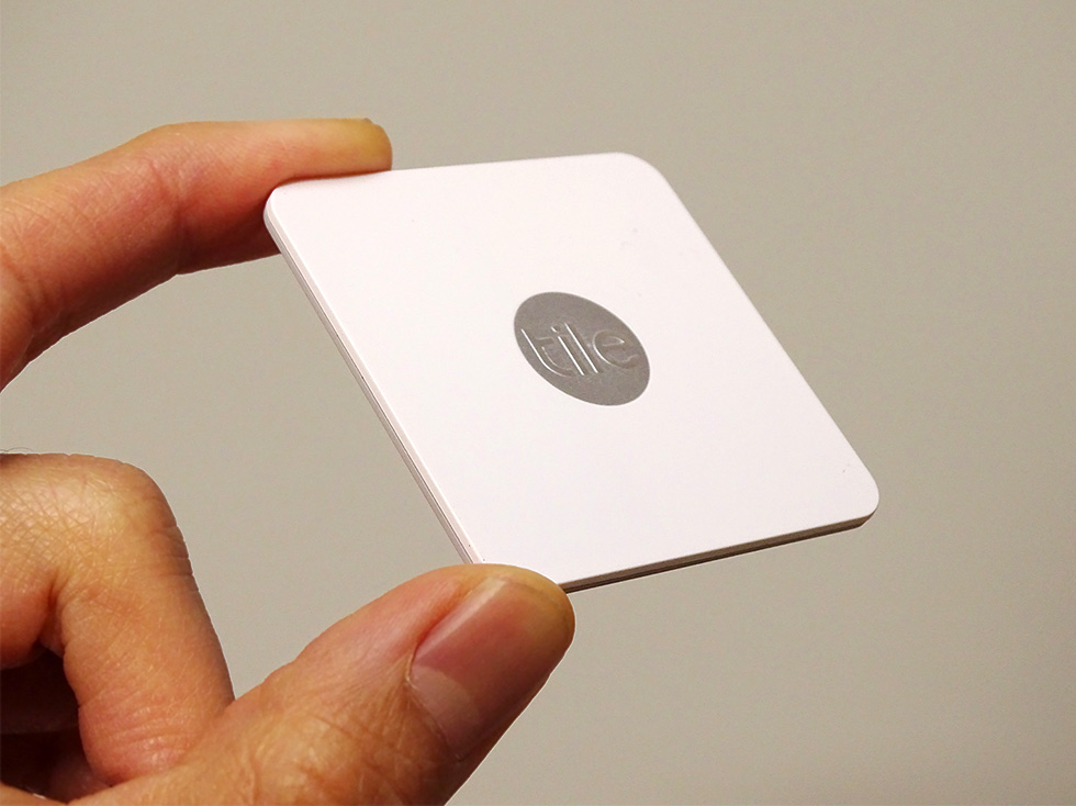 筆者が使っているTile Slim。カードサイズなので財布に入れて持ち歩ける