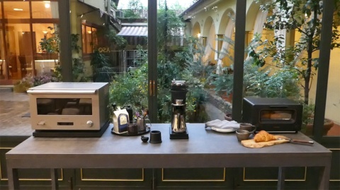 バルミューダが発売した「BALMUDA The Brew」（写真中央、税込み直販価格5万9400円）。写真左はオーブンレンジ「BALMUDA The Range」で、右はトースター「BALMUDA The Toaster」