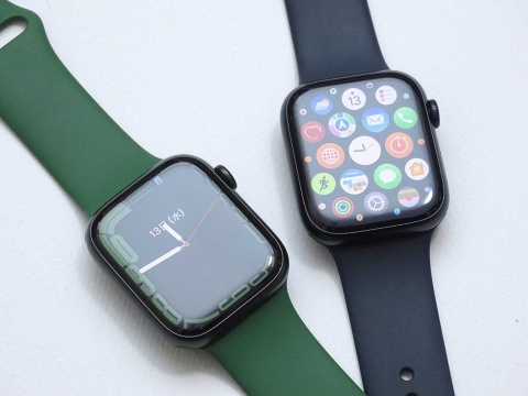 Apple Watch Series 7。左がグリーン、右がミッドナイトの45ミリメートルのアルミニウムケースモデル