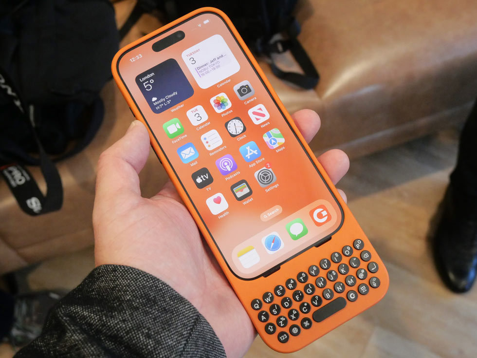 iPhoneに物理キーボード追加のClicks フリック入力の日本で売れるか