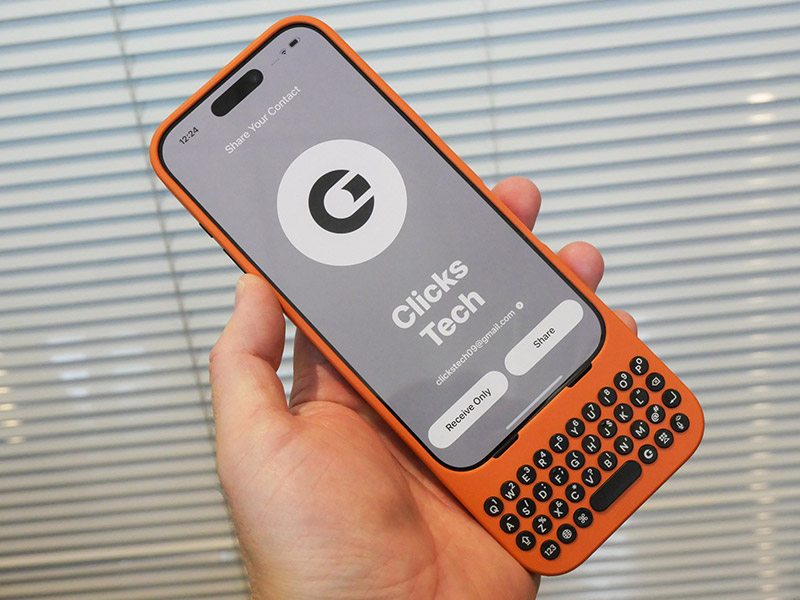 iPhoneに物理キーボード追加のClicks　フリック入力の日本で売れるか