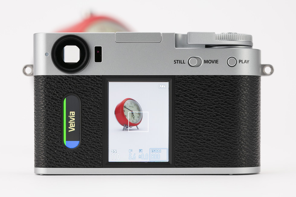 富士フィルム　デジタルカメラ 体験」を重視する“脱・タイパカメラ” 富士フイルム「X half」 ：日経