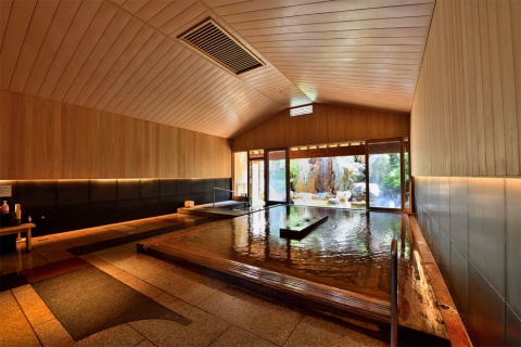 大浴場は古代檜（ひのき）を使用した内風呂と、湯の滝が流れる露天風呂からなる
