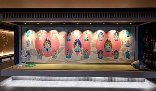 OMO3京都東寺のエントランスでは、東寺で見られる仏像をテーマにした「まんだらアート」が出迎える