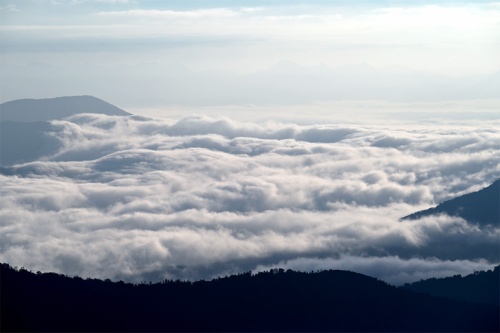 雲海テラスからの眺め。雲が運河のように流れる太平洋産雲海は、海霧の量と強い風が発生の必須条件