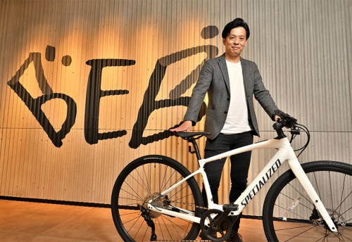 自らも自転車好きだと語るBEB5土浦の大庭祐太総支配人。手にした米スペシャライズドのe-Bike（電動スポーツ自転車）は館内でレンタル可能だ