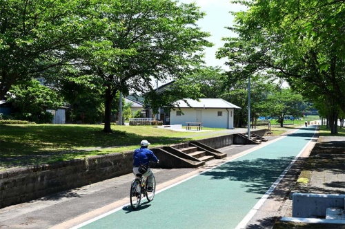 まさに自転車ファーストでつくられた、つくば霞ケ浦りんりんロード。かつてはここを電車が走っていた