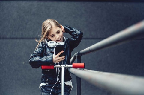 「Z世代」と呼ばれる世代は諸説あるが、ここでは1996~2010年生まれとする。その前のミレニアル世代とも異なる価値観や志向を持つ(写真はイメージです)(写真/Shutterstock)