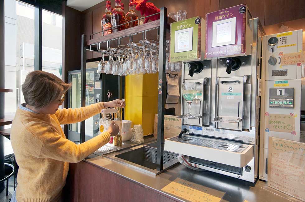 プロントの自販機“1000べろ”立ち飲み 想定売り上げの2倍：日経