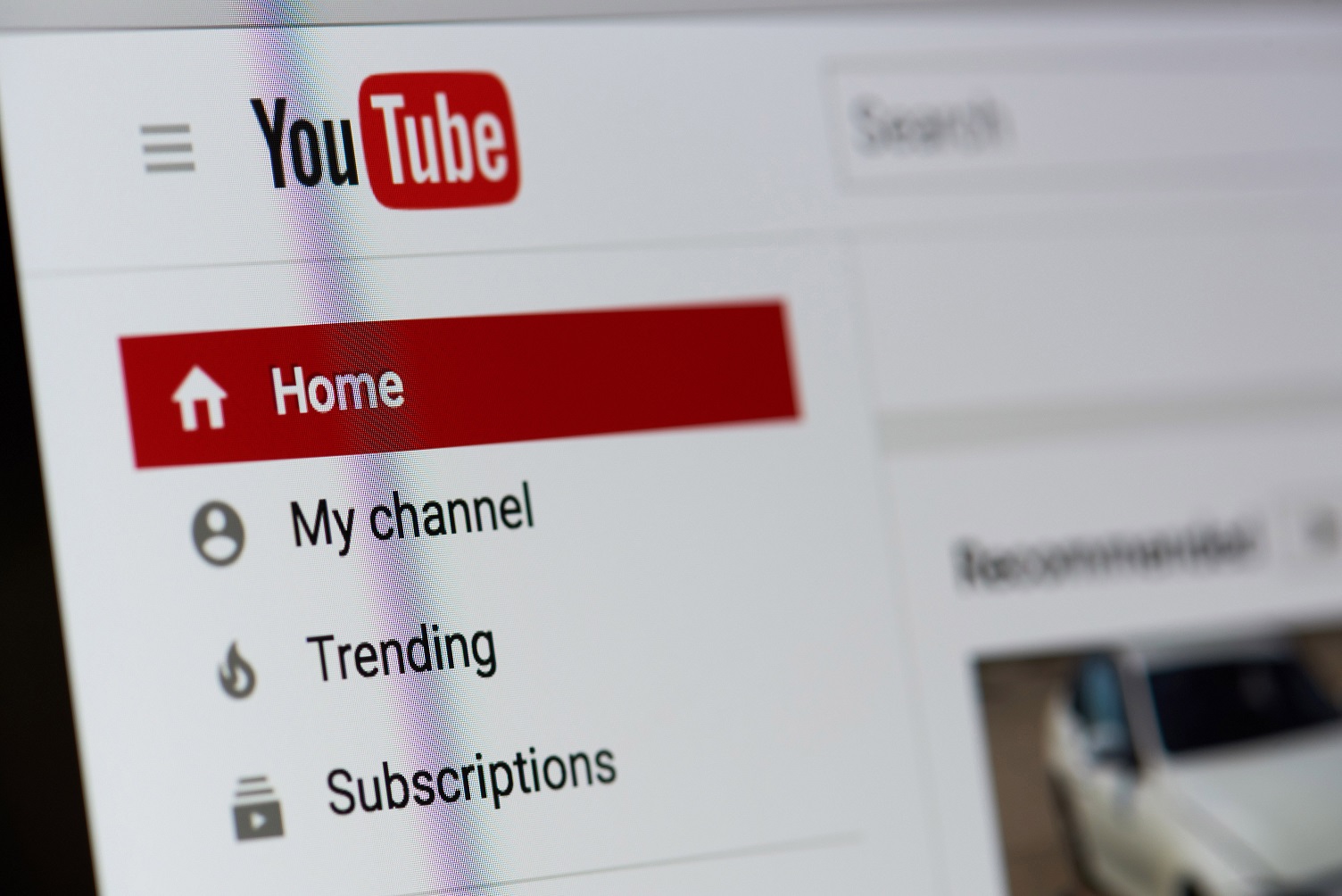 YouTuberに大きな変化が起こっている。それは「個人経済圏」拡大の序章だ（写真提供／shutterstock）