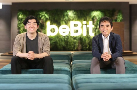 ビービット 東アジア営業責任者の藤井保文氏(左)と、サントリーコミュニケーションズ / 執行役員 デジタルマーケティング本部長の室元隆志氏(右)