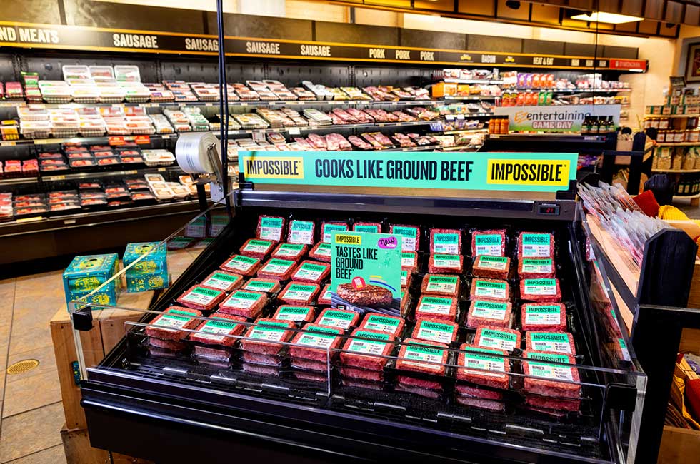 米植物肉大手のインポッシブルフーズは、20年3月に約5億ドル（約537億円）の資金調達を行い、需要急増に対応してカリフォルニアやネバダ州などのスーパーマーケットなどの展開を強化。また、1月に開催された「CES 2020」で発表した植物性の豚肉代替品「インポッシブルポーク」やソーセージの開発を急ぐ。写真は米スーパーマーケットチェーンのWegmansの店頭（写真提供：インポッシブルフーズ）