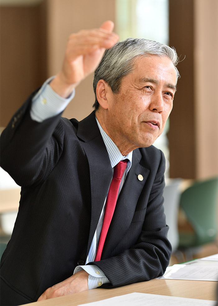 田畑 修氏。京都先端科学大学工学部長。名古屋工業大学大学院修了後、1981年にトヨタグループの豊田中央研究所に入社。同大学院社会人博士課程で博士号を取得し、96年に立命館大学理工学部助教授となり大学教員の道へ。2003年、京都大学大学院工学研究科教授に就任。19年、同大学を早期退職し、現職。ドイツやスイス、中国で大学客員教授を務め、エジプト日本科学技術大学の設置に関わるなど、多彩な経歴を持つ。専門分野はナノ構造科学、マイクロ・ナノデバイス、計測工学