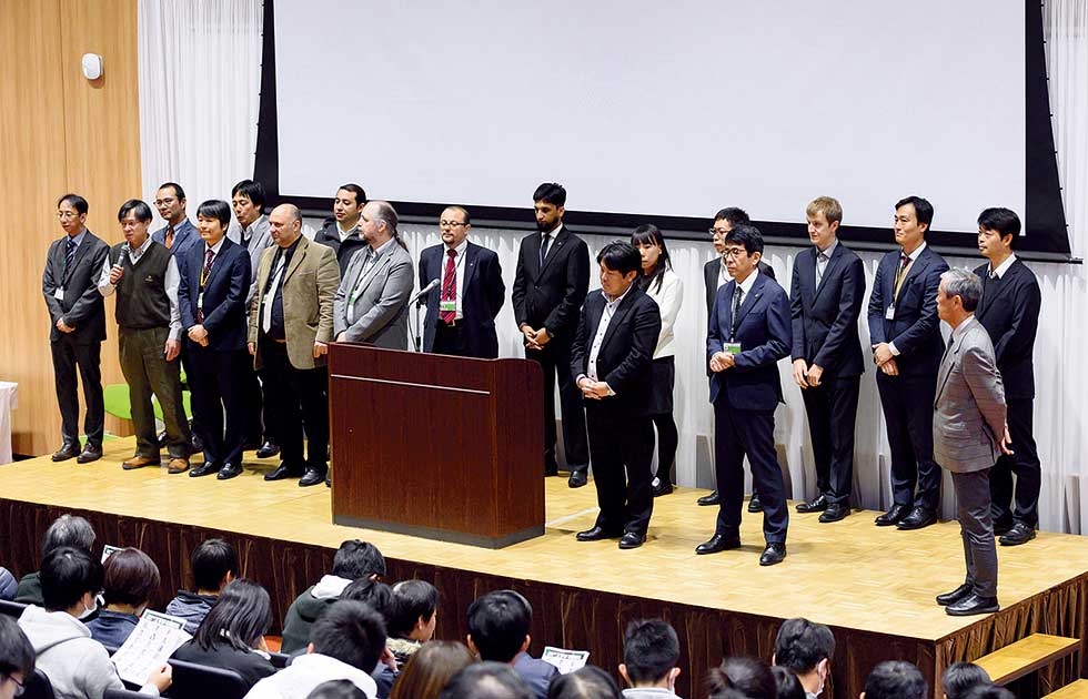 新設工学部の教員採用には、国際公募を実施した。教員の3分の1が外国人で、非常に国際色豊かな組織になっている。教員の年齢層も比較的若い