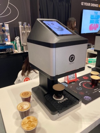 イスラエルのスタートアップ企業リップルズが開発した専用マシン「リップルメーカー」。国内市場ではビールについてサントリービールが独占契約を結び、プレモルの神泡超達人店に順次導入を進めている