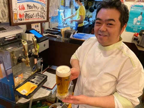 神泡超達人店の一つである都内JR新橋駅近くの居酒屋「三芳八」は2019年11月にリップルメーカーを導入。大ジョッキへの印刷も請け負う。プレモルを何杯も飲む客が増え、泡アート目当てに来店する新規の客も多いという。写真は店長の緑川朝博氏