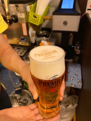 超達人の手によりきめ細やかな泡で注がれたビールだからこそ美麗に泡アートが印刷できる