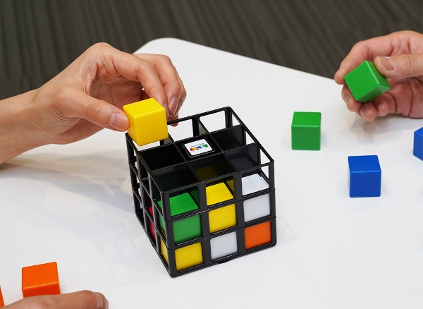 40年目にも大ブーム到来 ルービックキューブに学ぶ3世代攻略法 日経クロストレンド 40年目にも大ブーム到来 ルービックキューブに学ぶ3世代攻略法 日経クロストレンド
