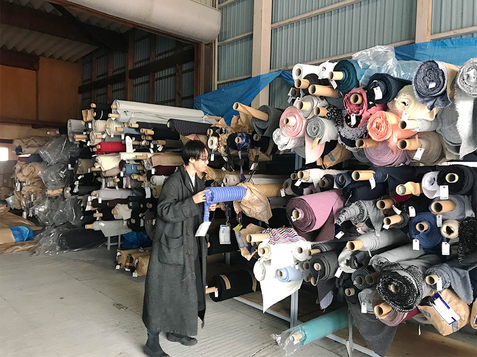 機屋の倉庫に保管されている布地のデッドストック（写真提供／D&DEPARTMENT）