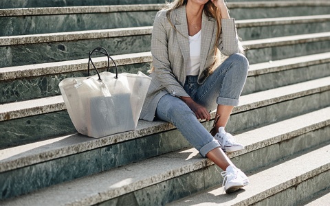 廃棄されるビニール傘を再利用したブランド「PLASTICITY(プラスティシティ)」。元が傘だけに防水性に優れ、汚れも落としやすいという機能性の高さも大きな特徴