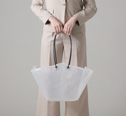 「トートバッグ ラージ」(1万3000円、税別、以下同)。定番カラーのホワイトとクリアのほか、色や柄付きのものもあるが、素材の性質上ほとんどが1点モノ