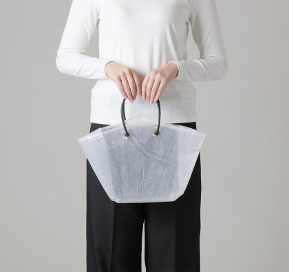 「トートバッグ スモール」(1万円)。現時点ではカラーはホワイトとクリアのみ