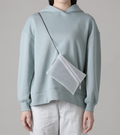 「サコッシュバッグ」(8000円)。現時点ではカラーはホワイトとクリアのみ