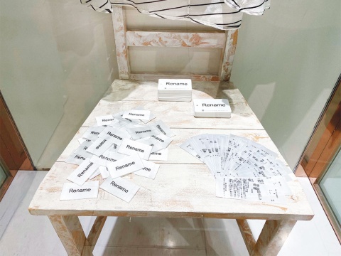 上/タグや下げ札も統一し、元はバラバラのブランドだった服を並べて販売する 下/リネームのタグなどを展示し、コンセプトを伝えている