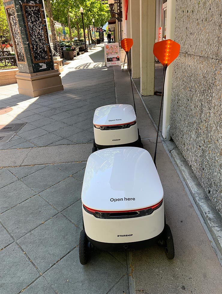 マウンテンビューのダウンタウンを行き来するデリバリーロボット（米カリフォルニア州マウンテンビュー市）