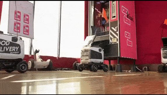 自販機からロボットに荷物を入れられる（出所／Kiwibotの公式動画）