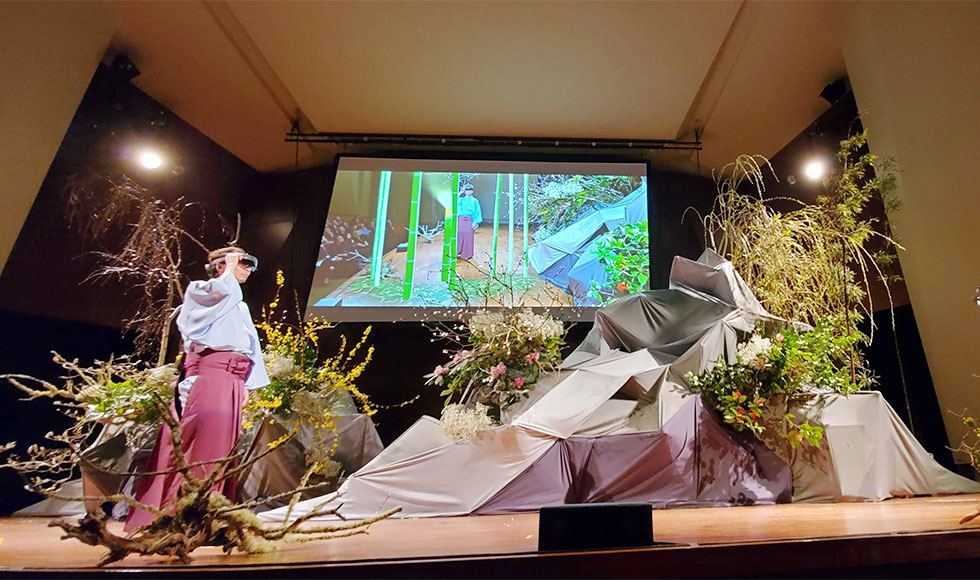 小原流家元の小原氏はMRを活用した、新たな生け花を見せた