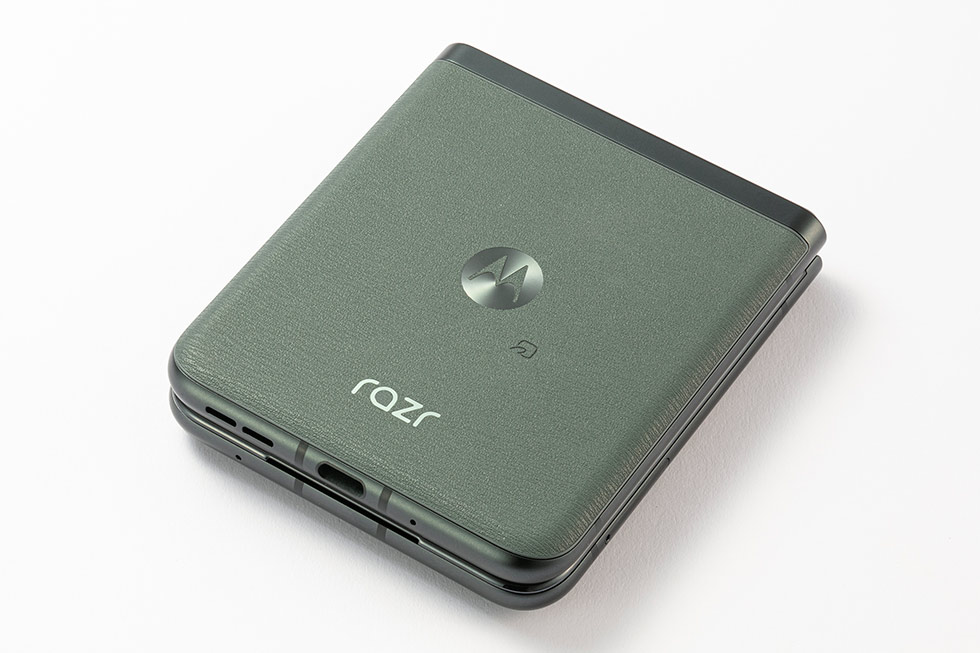 安価な縦型2つ折りスマホ「motorola razr 40」を買うべきは誰か：日経