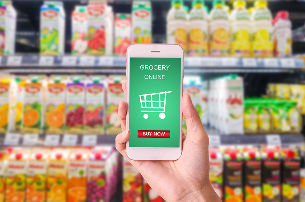 ネットスーパーなど食品Eコマースが拡大。自動倉庫などの効率化軸の他に必要な視点が、生協モデルにはあるという（写真／Shutterstock）
