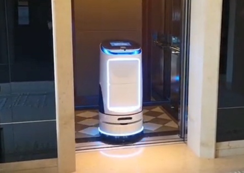 物流ロボット「PadBot W2」がエレベーターと連係する様子（画像はファーウェイのニュースリリースより）