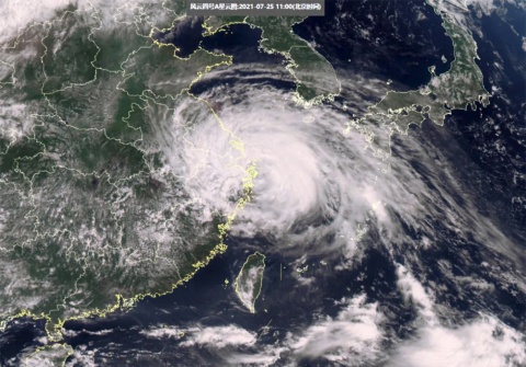 台風6号「煙花（インファ）」が中国大陸東沿岸部に上陸している様子（画像はファーウェイのニュースリリースより）